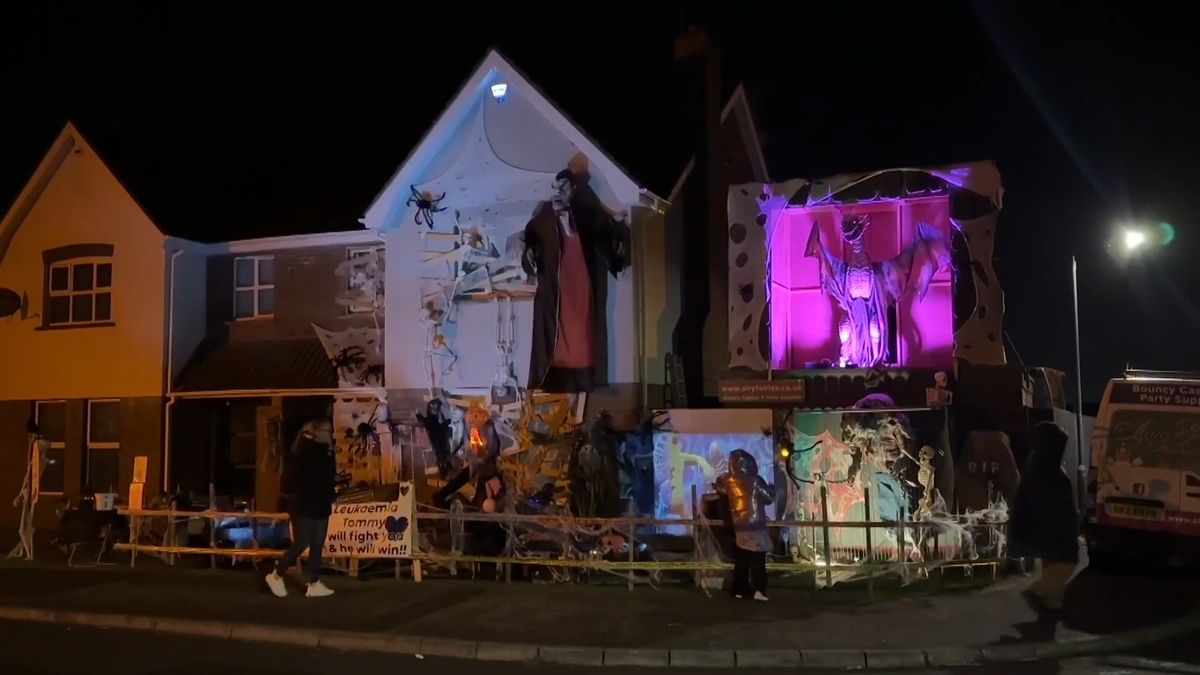 Halloweenská výzdoba pomáhá sehnat peníze na léčbu šestiletého chlapce s leukémií